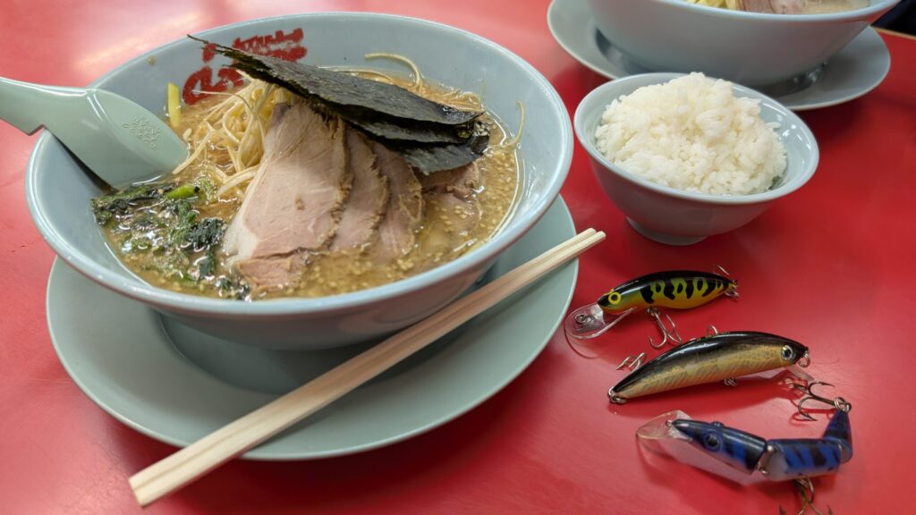 新たなコレクションでラーメンをすする